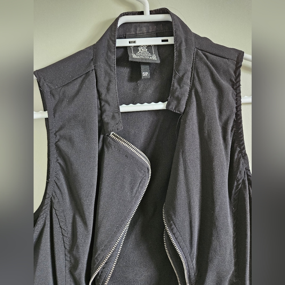 Sleevless jacket - Picture 2 of 2